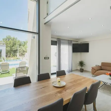 Villa Park-view Lux Pool Villa, Steps To The